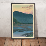 Bergsonneuntergang und schlammiger Fluss von Hasui Kawase, 1935 
