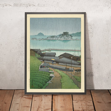 Gerahmtes Bild des regnerischen Küstendorfes in Japan von Hasui Kawase, 1935