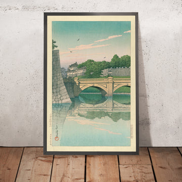 Ein gerahmtes Bild von „Morning at Nijubashi Bridge“ von Hasui Kawase, 1935
